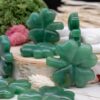 Natural Green Aventurine Crystal Shamrock Carving Spiritual Healing Protection Gemstone Confetti Green Good Luck Trinket 4 Leaf Clover Decor